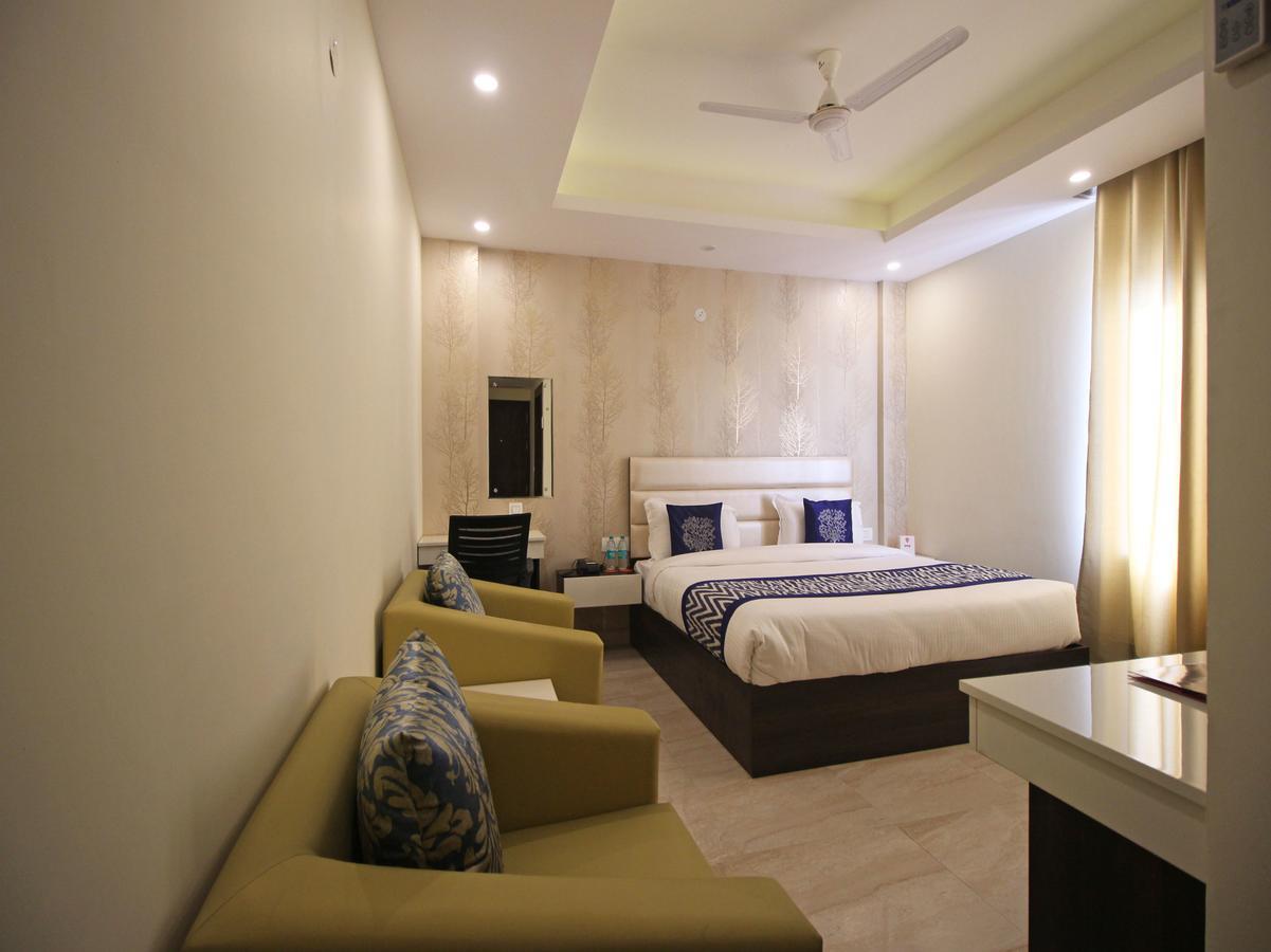 Oyo 8132 Hotel Kukreja Dehradun Dış mekan fotoğraf