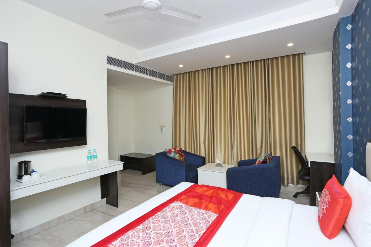 Oyo 8132 Hotel Kukreja Dehradun Dış mekan fotoğraf