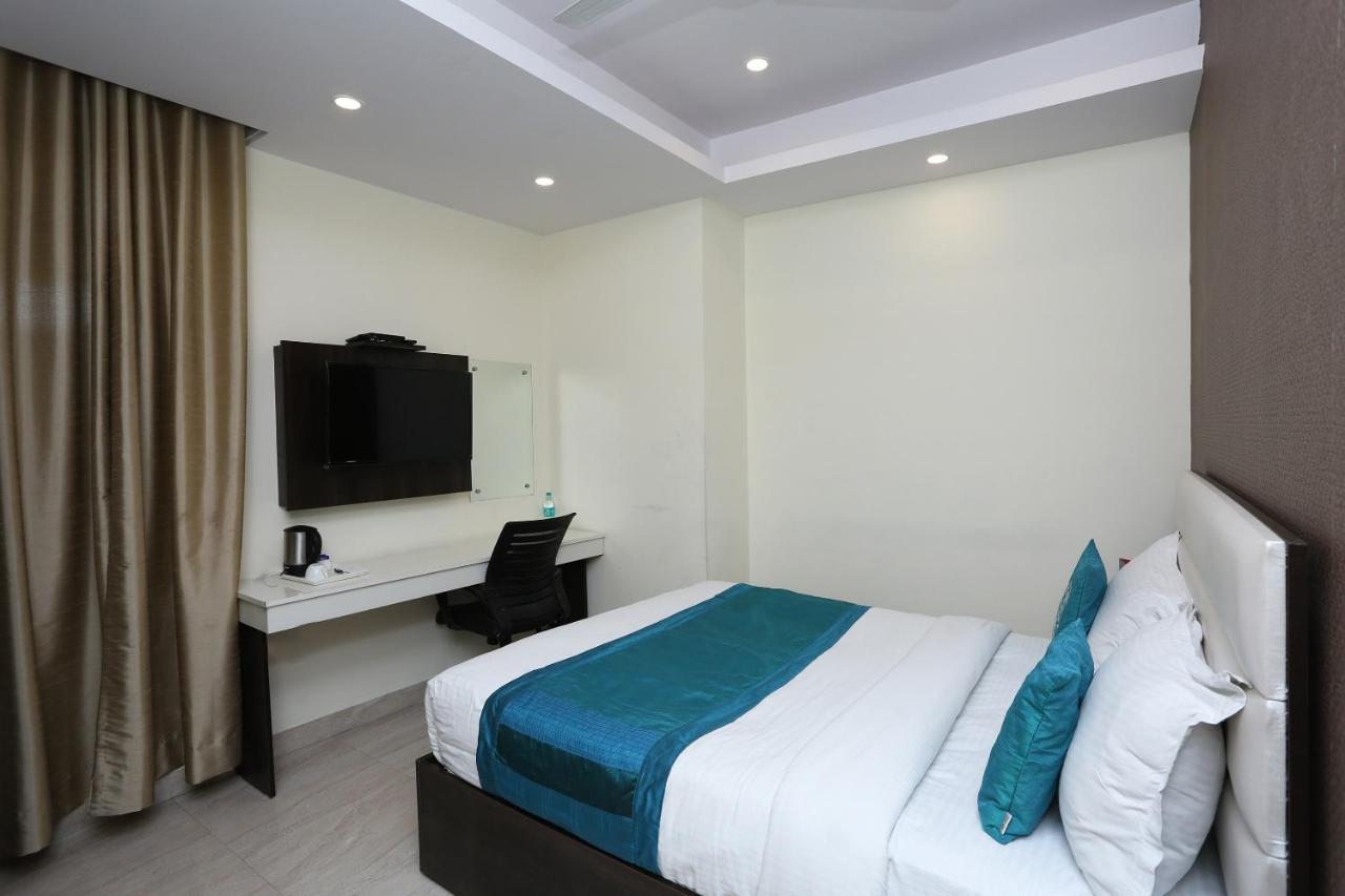 Oyo 8132 Hotel Kukreja Dehradun Dış mekan fotoğraf